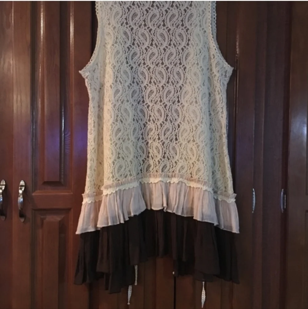 😀SOLD😀 Areve Lace Top in Cream with Teal Accent - Picture 2 of 5